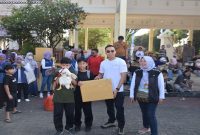 Warga membawa hewan peliharaan saat mengikuti jalan santai hewan kesayangan di Alun-alun Lamongan, Minggu (5/7/2026). (Foto Dok Ho/RadarBangsa.co.id)