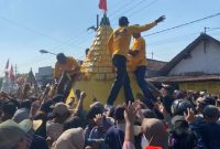 Ribuan warga berebut tumpeng raksasa Tahu Takwa saat bersih dusun, Jum'at (3/7)