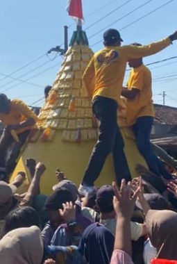 Ribuan Warga Berebut Tahu Takwa di Depan Makam Auliya