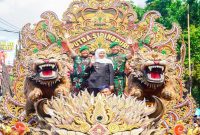 Gubernur Khofifah Indar Parawansa bersama Pangdam V/Brawijaya Mayjen TNI Rudy Saladin melepas Karnaval Budaya Bakti TNI untuk Negeri di Alun-Alun Bangkalan, Senin (6/7/2026). (Foto Dok Ho/RadarBangsa.co.id)