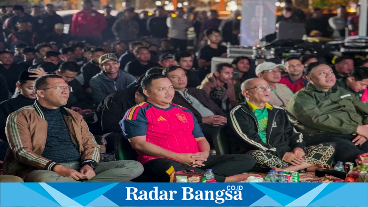 Bupati Pasuruan Rusdi Sutejo menghadiri nobar semifinal Piala Dunia 2026 bersama masyarakat di Pasuruan Creative Center, Bangil, Rabu (15/7/2026). (Foto Dok Ho/RadarBangsa.co.id)