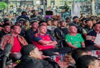 Bupati Pasuruan Rusdi Sutejo bersama ribuan warga mengikuti nobar Final Piala Dunia 2026 di Kecamatan Pandaan, Minggu (19/7/2026). (Foto Dok Ho/RadarBangsa.co.id)