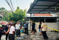 Petugas melakukan penanganan awal di lokasi kebakaran rumah kontrakan LSM di Jalan Suwoko, Lamongan, Jumat (17/7/2026). (Foto Dok Ho/RadarBangsa.co.id)