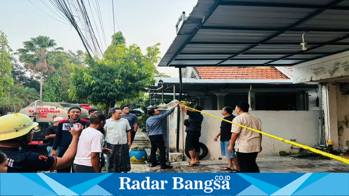 Petugas melakukan penanganan awal di lokasi kebakaran rumah kontrakan LSM di Jalan Suwoko, Lamongan, Jumat (17/7/2026). (Foto Dok Ho/RadarBangsa.co.id)