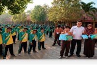 Kepala SMPN 2 Burneh menyampaikan materi visi misi sekolah kepada siswa baru dalam kegiatan MPLS Ramah 2026. (Foto Dok Ho/RadarBangsa.co.id)