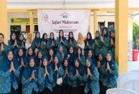 Ketua TP PKK Kabupaten Pasuruan Merita Rusdi Sutejo menyerahkan santunan kepada anak yatim dan warga dhuafa dalam Safari Muharram di Desa Kepulungan, Kecamatan Gempol, Rabu (15/7/2026). (Foto Dok Ho/RadarBangsa.co.id)
