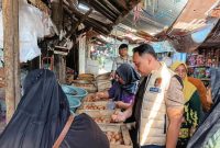 Satgas Pangan Polres Pasuruan bersama instansi terkait memantau harga dan stok telur ayam di Pasar Bangil, Kamis (9/7/2026). (Foto Dok Ho/RadarBangsa.co.id)