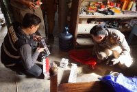 Petugas gabungan menemukan 3.040 batang rokok ilegal dalam Operasi Pemberantasan Barang Kena Cukai Ilegal di Kecamatan Pucuk, Lamongan, Senin (13/7/2026). (Foto Dok Ho/RadarBangsa.co.id)