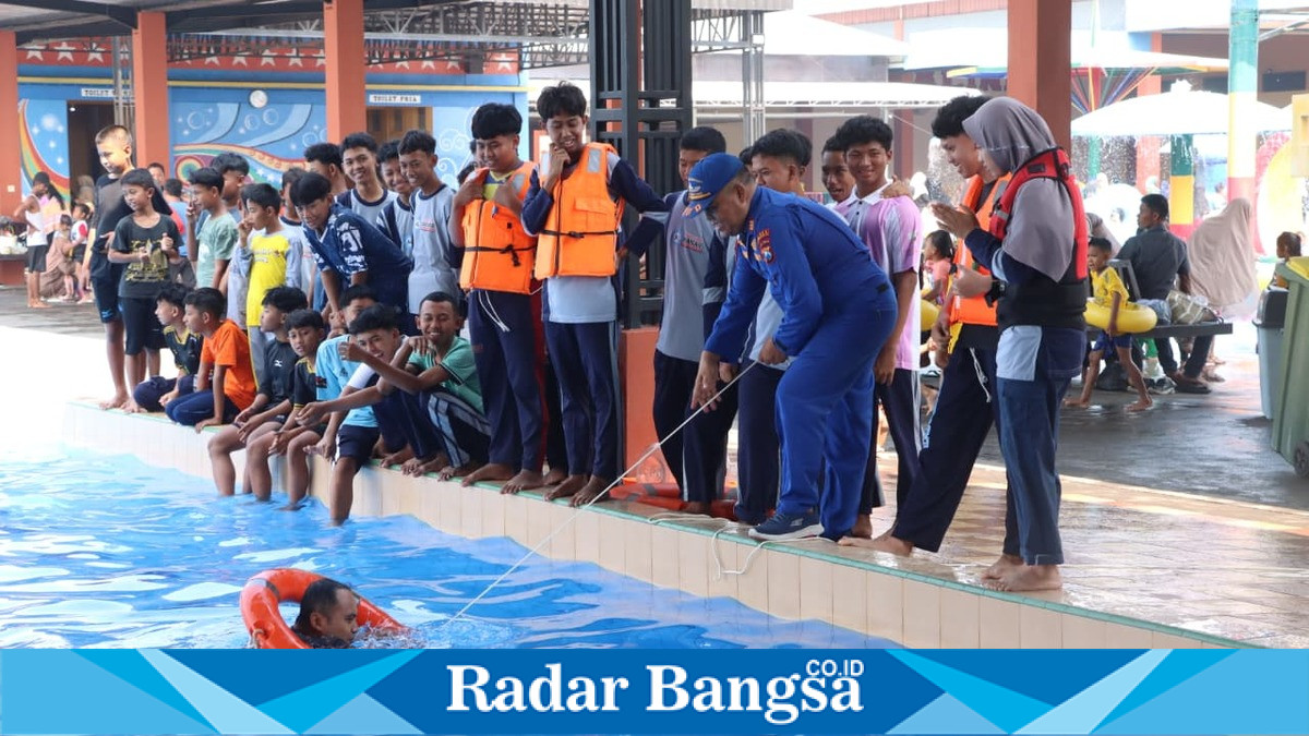 Personel Satpolairud Polres Lamongan memberikan pelatihan berenang dan teknik pertolongan di air kepada 80 santri Pondok Pesantren Modern Al Manar di Kolam Renang Malindo, Kecamatan Dukun, Gresik, Kamis (16/7/2026). (Foto Dok Ho/RadarBangsa.co.id)