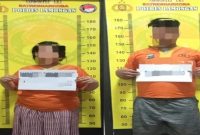 Dua tersangka yang berhasil diamankan Satresnarkoba Polres Lamongan dalam pengungkapan kasus peredaran narkotika di Kecamatan Brondong, Rabu (22/7/2026). (Foto Dok Humas Polres Lamongan/RadarBangsa.co.id)