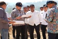 Bupati Bangkalan Lukman Hakim bersama tim Balai Besar PU meninjau lokasi Sekolah Rakyat di Desa Katol Barat, Rabu (22/7/2026). (Foto Dok Ho/RadarBangsa.co.id)
