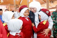 Gubernur Jawa Timur Khofifah Indar Parawansa menyampaikan proses penjaringan calon siswa Sekolah Rakyat masih berlangsung di seluruh kabupaten dan kota, Kamis (9/7/2026). (Foto Dok Ho/RadarBangsa.co.id)