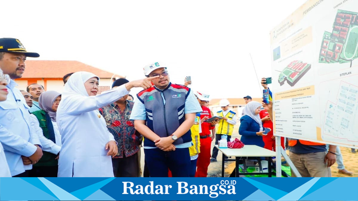 Khofifah meninjau progres Sekolah Rakyat Terintegrasi Sampang di Jalan Batokarang, Camplong, Selasa (21/7/2026). (Foto Dok Ho/RadarBangsa.co.id)