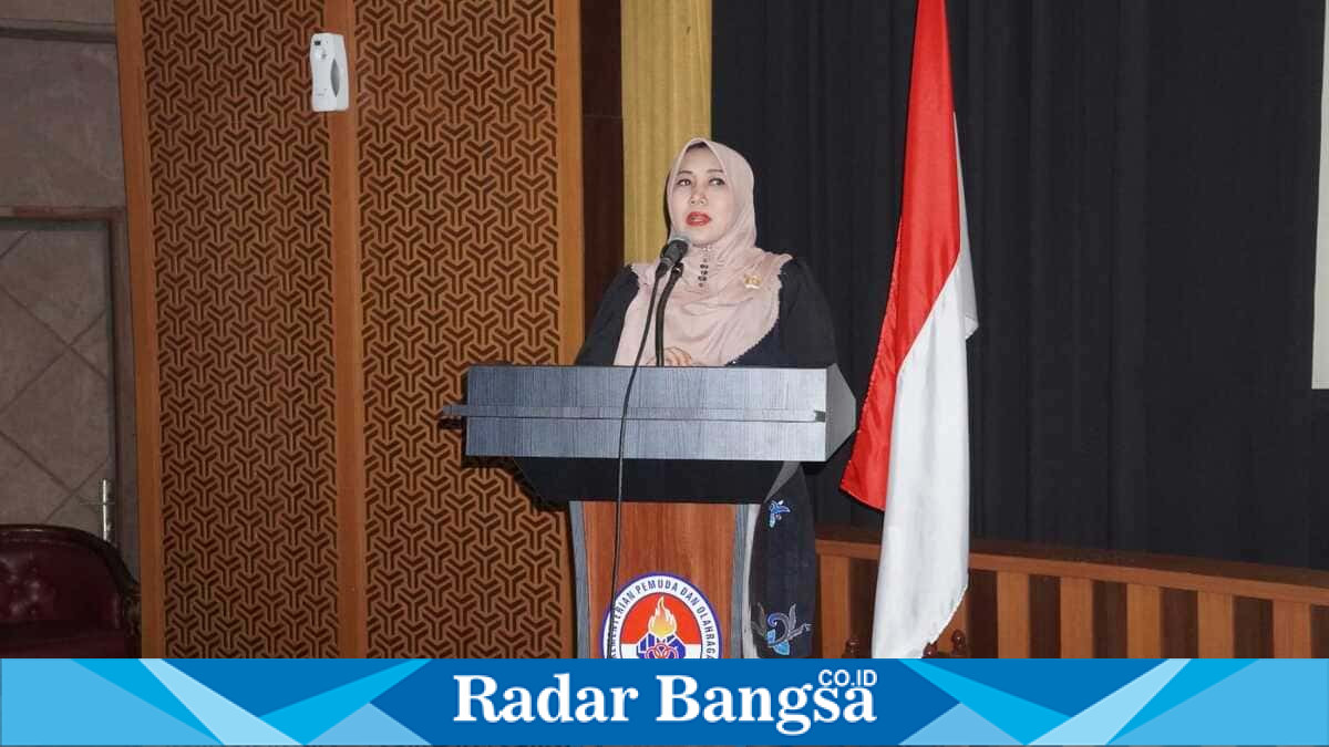 Dr. Hj. Lia Istifhama, S.H.I., S.Sos., S.Sos.I., M.E.I., menyampaikan materi tentang dampak kekerasan seksual dan penguatan resiliensi pelajar pada Seminar Nasional Muswil IPM Jawa Timur di Malang.