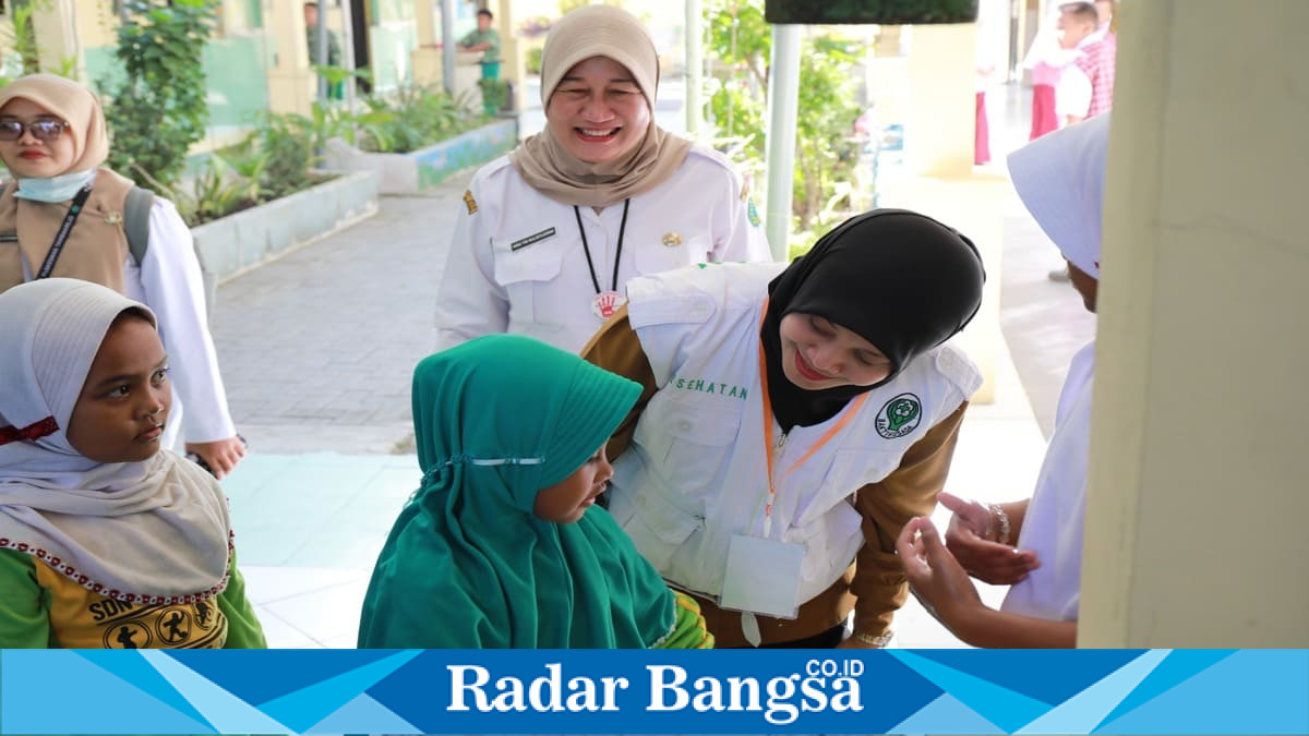 Tim Verifikator Provinsi Jawa Timur melakukan penilaian implementasi lima pilar STBM di salah satu desa di Kabupaten Sidoarjo, Rabu (22/7/2026). (Foto Dok Ho/RadarBangsa.co.id)
