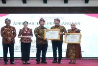 Bupati Sidoarjo H. Subandi bersama Ketua TP PKK Sriatun Subandi menerima penghargaan nasional pada puncak peringatan Harganas ke-33 Tahun 2026 di Kabupaten Malang. (Foto Dok Ho/RadarBangsa.co.id)