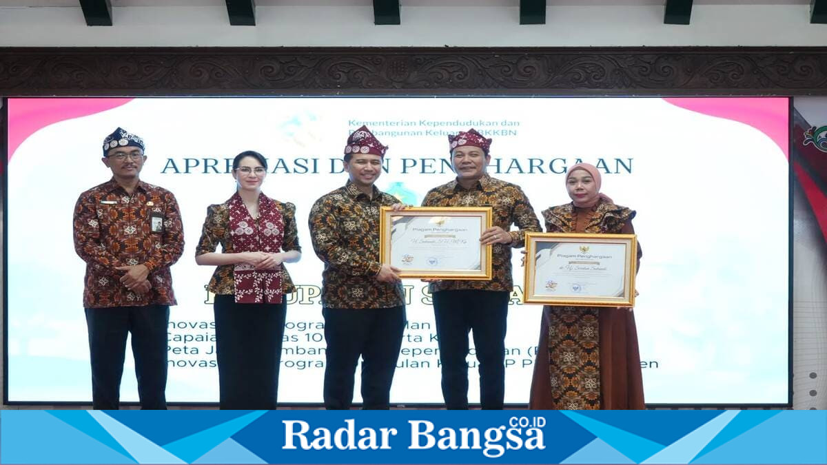 Bupati Sidoarjo H. Subandi bersama Ketua TP PKK Sriatun Subandi menerima penghargaan nasional pada puncak peringatan Harganas ke-33 Tahun 2026 di Kabupaten Malang. (Foto Dok Ho/RadarBangsa.co.id)