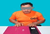 Petugas Sat Resnarkoba Polres Pelalawan menunjukkan tersangka dan barang bukti sabu yang diamankan di Desa Sari Makmur, Kecamatan Pangkalan Lesung, Selasa (28/7/2026). (Foto Dok Humas Polres Pelalawan/RadarBangsa.co.id)
