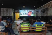 Warga mengikuti nobar final Piala Dunia 2026 antara Spanyol dan Argentina di Warkop Riskopi, Tikung, Lamongan, Senin (20/7/2026). (Foto Dok Ho/RadarBangsa.co.id)