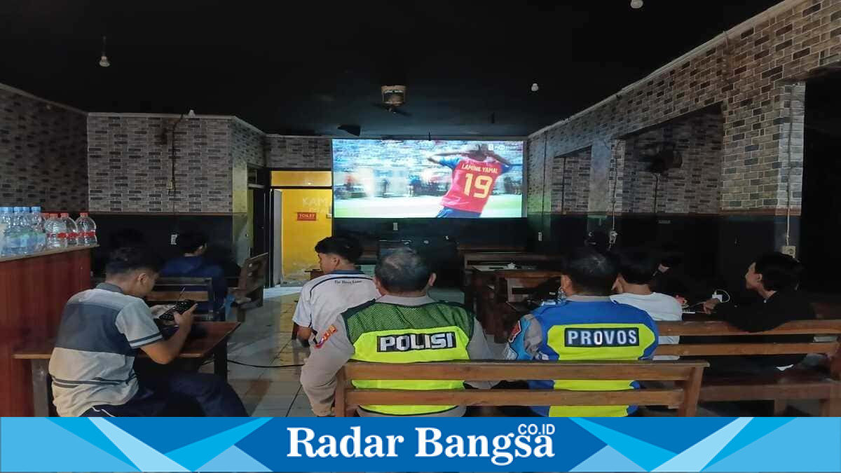 Warga mengikuti nobar final Piala Dunia 2026 antara Spanyol dan Argentina di Warkop Riskopi, Tikung, Lamongan, Senin (20/7/2026). (Foto Dok Ho/RadarBangsa.co.id)
