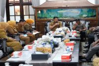 Bupati Sidoarjo H. Subandi memimpin Rakor Forkopimda di Pendopo Delta Wibawa, Selasa (7/7/2026), membahas stabilitas daerah dan penguatan Program Makanan Bergizi Gratis. (Foto Dok Ho/RadarBangsa.co.id)