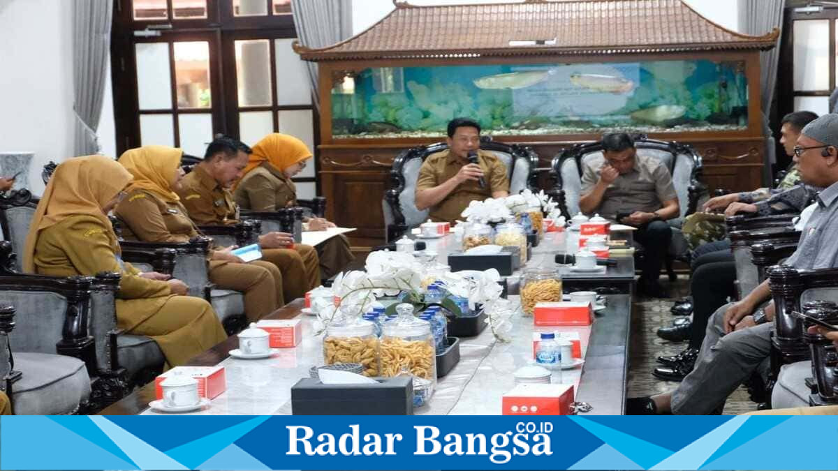 Bupati Sidoarjo H. Subandi memimpin Rakor Forkopimda di Pendopo Delta Wibawa, Selasa (7/7/2026), membahas stabilitas daerah dan penguatan Program Makanan Bergizi Gratis. (Foto Dok Ho/RadarBangsa.co.id)