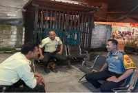 Personel Polsek Laren berdialog dengan petugas keamanan (security) perbankan saat patroli dialogis Sabuk Kamtibmas di Kecamatan Laren, Kabupaten Lamongan, Senin (6/7/2026). (Foto Dok Ho/RadarBangsa.co.id)