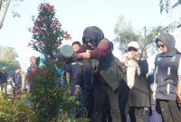 Wakil Bupati Sidoarjo Hj. Mimik Idayana memimpin penanaman 644 bibit pucuk merah dalam Program 1 PNS 1 Pohon Gelombang IV di Jalan Raya Gading Fajar 2, Jumat (3/7/2026). (Foto Dok Ho/RadarBangsa.co.id)