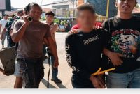 Petugas Satreskrim Polres Lamongan menunjukkan pelaku kasus pembobolan brankas sekolah. (Foto Dok Ho/RadarBangsa.co.id)