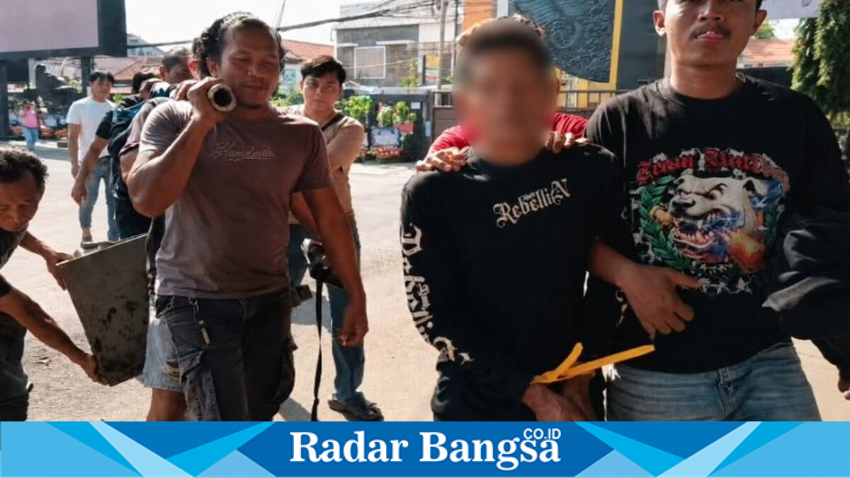Petugas Satreskrim Polres Lamongan menunjukkan pelaku kasus pembobolan brankas sekolah. (Foto Dok Ho/RadarBangsa.co.id)