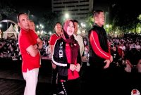 Anggota DPD RI Lia Istifhama menyaksikan pertandingan final Piala Dunia 2026 sekaligus mengapresiasi keberhasilan Spanyol meraih gelar juara dunia saat nonton bareng di Grahadi Surabaya, Senin (20/7/2026). (Foto Dok Ho/RadarBangsa.co.id)
