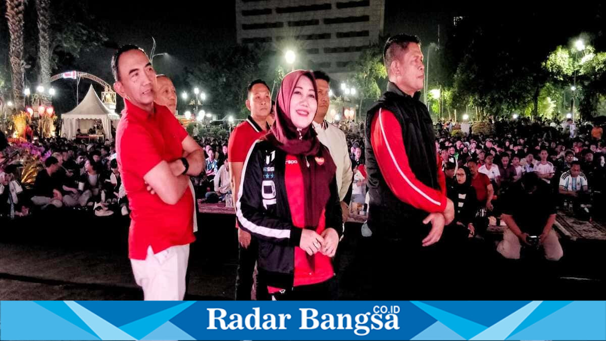 Anggota DPD RI Lia Istifhama menyaksikan pertandingan final Piala Dunia 2026 sekaligus mengapresiasi keberhasilan Spanyol meraih gelar juara dunia saat nonton bareng di Grahadi Surabaya, Senin (20/7/2026). (Foto Dok Ho/RadarBangsa.co.id)