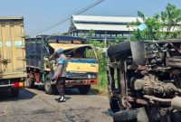 Petugas mengevakuasi kendaraan usai kecelakaan lalu lintas di Desa Dadapan, Kecamatan Solokuro, Lamongan, Selasa (21/7/2026). (Foto Dok Ho/RadarBangsa.co.id)