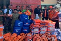 BPBD Kabupaten Pasuruan menyerahkan bantuan kepada warga terdampak kecelakaan truk di Gempol, Selasa (28/7/2026). (Foto Dok Ho/RadarBangsa.co.id)