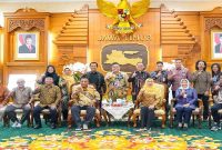Gubernur Khofifah Indar Parawansa menerima audiensi pimpinan UNESA di Gedung Negara Grahadi, Surabaya, Senin (6/7/2026), membahas dukungan penyelenggaraan Vocational Epicentre 2026. (Foto Dok Ho/RadarBangsa.co.id)