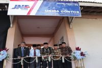 Presiden Direktur JNE M. Feriadi Soeprapto bersama Rektor UNIDA Gontor meresmikan sales counter JNE di Kampus UNIDA Gontor, Ponorogo, Jumat (10/7). (Foto Dok Ho/RadarBangsa.co.id)