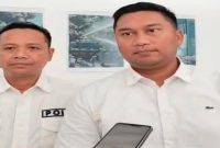 Kasat Reskrim Polres Lamongan AKP Adimas Firmansyah didampingi Kasihumas Polres Lamongan IPDA M. Hamzaid menyampaikan perkembangan penanganan kasus video viral dugaan pencurian besi di Desa Kebet, Lamongan, Minggu (27/7/2026). (Foto Dok Ho/RadarBangsa.co.id)