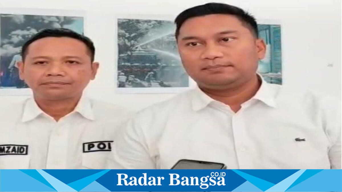 Kasat Reskrim Polres Lamongan AKP Adimas Firmansyah didampingi Kasihumas Polres Lamongan IPDA M. Hamzaid menyampaikan perkembangan penanganan kasus video viral dugaan pencurian besi di Desa Kebet, Lamongan, Minggu (27/7/2026). (Foto Dok Ho/RadarBangsa.co.id)