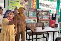 Wabup Sidoarjo Mimik Idayana saat sidak Sentra Kuliner Gajah Mada dan meninjau kondisi bangunan, Selasa (21/7/2026). (Foto Dok Ho/RadarBangsa.co.id)