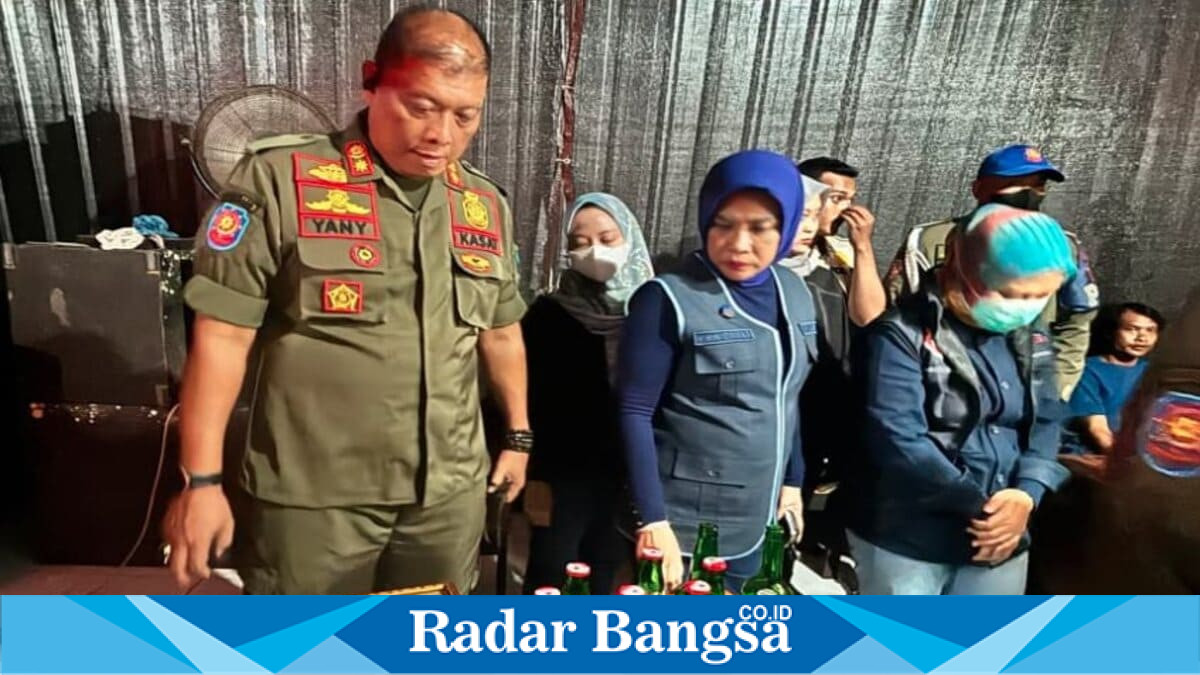 Wabup Sidoarjo Hj. Mimik Idayana memimpin razia penyakit masyarakat di Krembung, Krian, dan Desa Lebo, Sabtu (11/7/2026). (Foto Dok Ho/RadarBangsa.co.id)