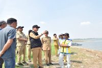 Bupati Lamongan Yuhronur Efendi meninjau persiapan pengerukan Waduk Gondang, Senin (20/7), untuk memperkuat irigasi pertanian. (Foto Dok Ho/RadarBangsa.co.id)
