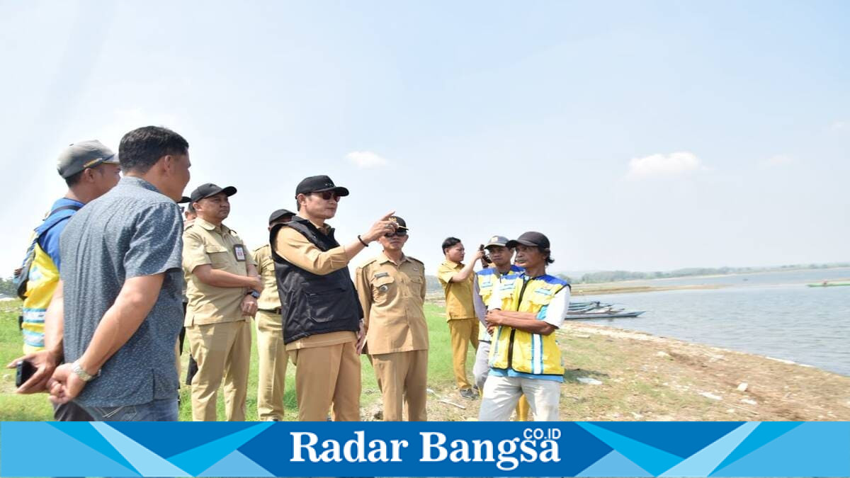 Bupati Lamongan Yuhronur Efendi meninjau persiapan pengerukan Waduk Gondang, Senin (20/7), untuk memperkuat irigasi pertanian. (Foto Dok Ho/RadarBangsa.co.id)