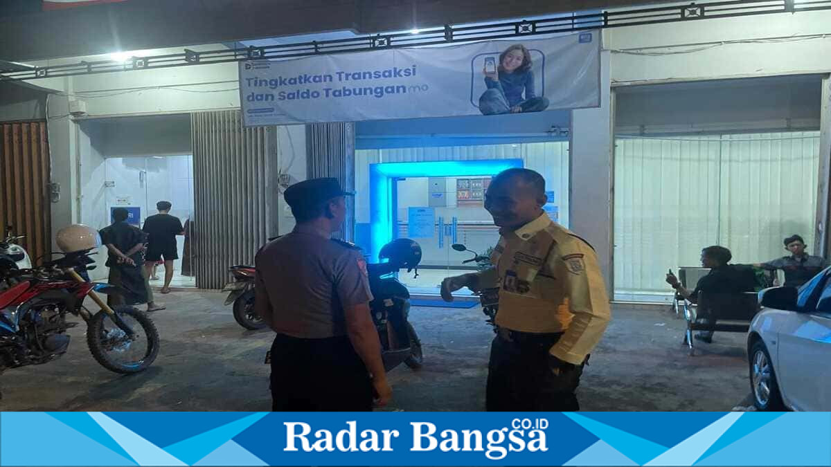 Personel Polsek Laren melaksanakan patroli dan pengecekan keamanan di ATM BRI Unit Laren, ATM BNI Laren, dan SR Mart, Senin (27/7/2026). (Foto Dok Ho/RadarBangsa.co.id)