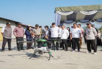 Bupati Lamongan bersama petani mengikuti Gerakan Pengendalian Organisme Pengganggu Tanaman Wereng Batang Coklat di Desa Banjarmadu, Kecamatan Karanggeneng, Rabu (8/7/2026). (Foto Dok Ho/RadarBangsa.co.id)