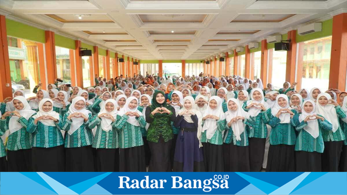 Anggota DPD RI Dr. Lia Istifhama MEI menjadi pembicara dalam Women’s Inspiration Talk PW IPPNU Jawa Timur di Aula GSG PP Nurul Islam Mojokerto, Minggu (26/7/2026). (Foto Dok Ho/RadarBangsa.co.id)
