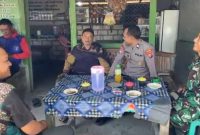 Kanit Binmas Polsek Laren Aiptu Saffan Saffa memberikan sosialisasi kamtibmas dan edukasi bahaya penipuan online kepada warga Desa Laren, Jumat (24/7/2026). (Foto Dok Ho/RadarBangsa.co.id)