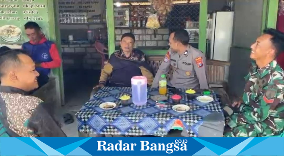 Kanit Binmas Polsek Laren Aiptu Saffan Saffa memberikan sosialisasi kamtibmas dan edukasi bahaya penipuan online kepada warga Desa Laren, Jumat (24/7/2026). (Foto Dok Ho/RadarBangsa.co.id)