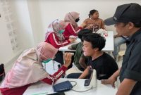 Tim Puskesmas Kepanjenkidul memeriksa kesehatan 122 calon siswa Sekolah Rakyat Terintegrasi 2 Kota Blitar sebelum kegiatan belajar mengajar dimulai, Kamis (30/7/2026). (Foto Dok Ho/RadarBangsa.co.id).