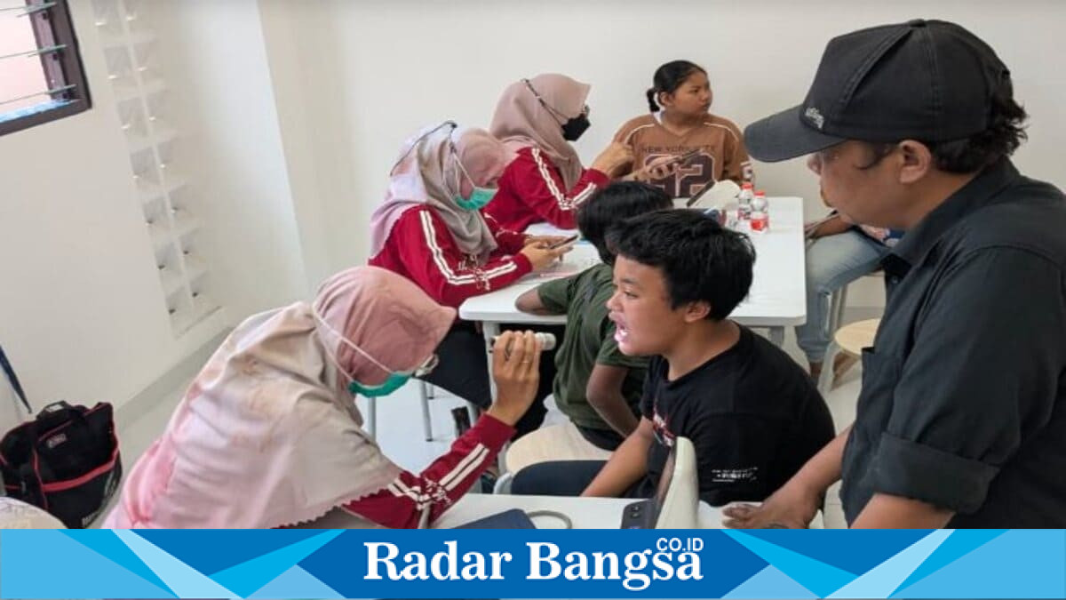 Tim Puskesmas Kepanjenkidul memeriksa kesehatan 122 calon siswa Sekolah Rakyat Terintegrasi 2 Kota Blitar sebelum kegiatan belajar mengajar dimulai, Kamis (30/7/2026). (Foto Dok Ho/RadarBangsa.co.id).