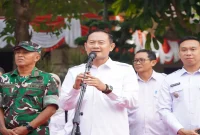 Bupati Lamongan Yuhronur Efendi memberangkatkan peserta gerak jalan tingkat SMP-SMA sederajat di Pendopo Lokatantra, Rabu (19/8/2026). (Foto Dok Ho/RadarBangsa.co.id)